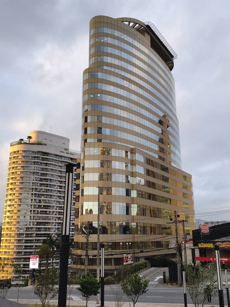Edifício comercial envidraçado onde fica a Clínica Gusman, na Avenida Copacabana, em Alphaville