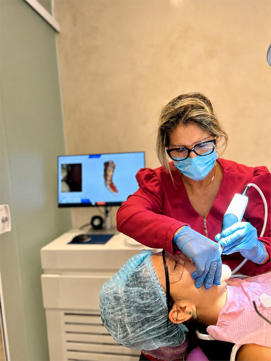 Escaneamento intraoral em andamento na Clínica Gusman, com o modelo digital exibido no monitor