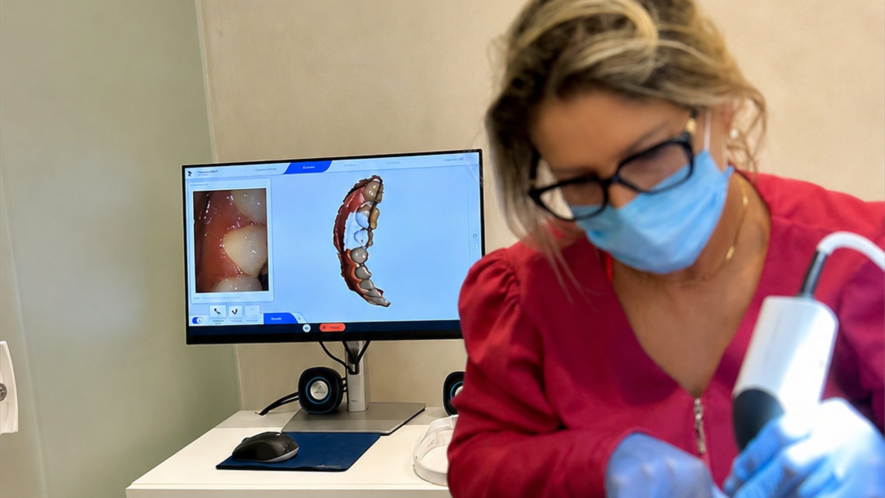 Profissional da Clínica Gusman avaliando imagem intraoral ampliada no monitor